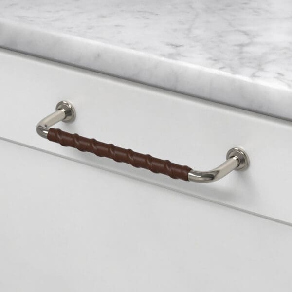 Handtag 1353 fornicklad brunt lader 330725 11 cc 128 mm ncs s 0300 n marmor carrara