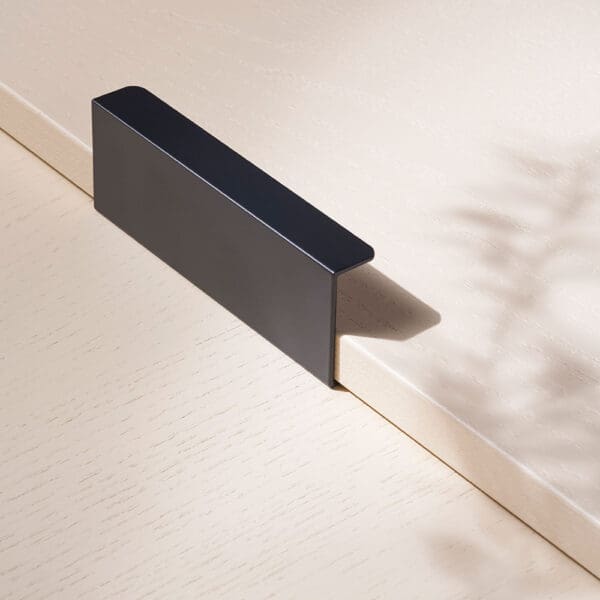toniton hide 120 black beslagdesign 1000x1000px 534574