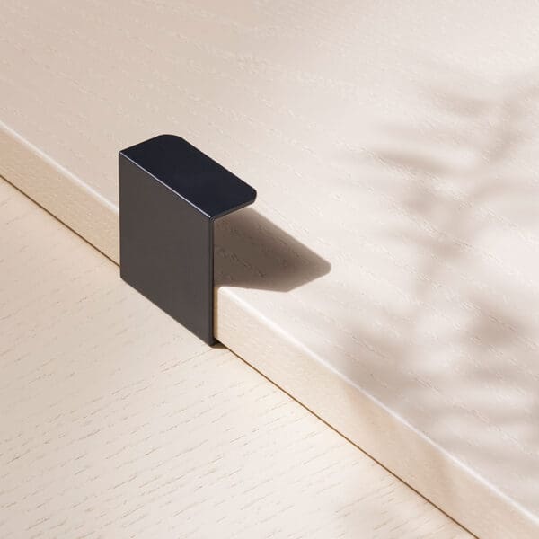 toniton hide 40 black beslagdesign 1000x1000px 534592