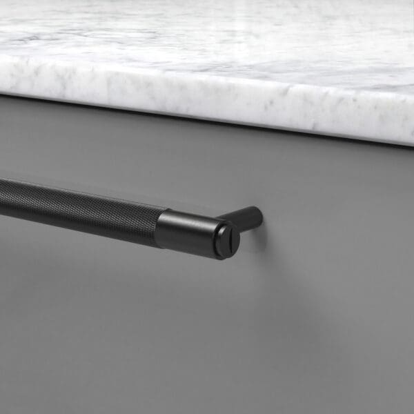 pull bar svart uk pb h 260 bl a cc 225 mm ncs s 4500 n marmor carrara detalj