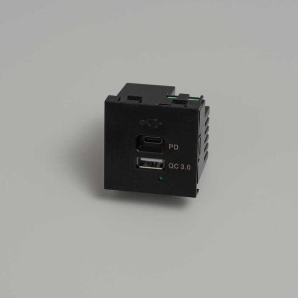 EU Electricty USB A C QuickCharge Black Front Web